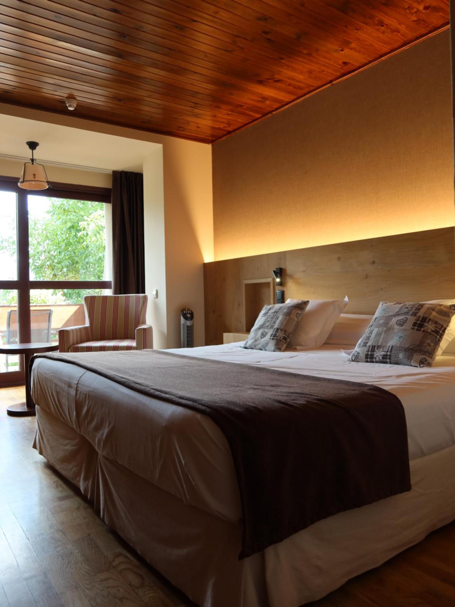 Hotel La Morera Valencia D'Aneu Экстерьер фото